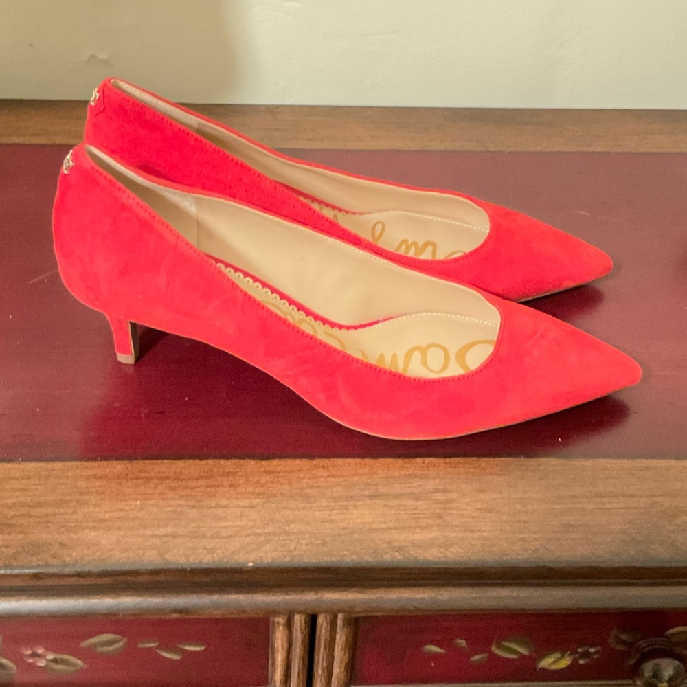 Unworn Sam Edelman red suede pumps size 9